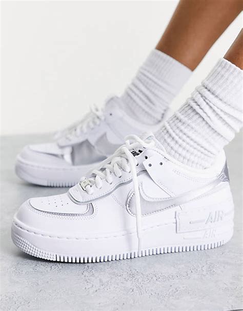 nike air force 1 silbernes nike zeichen|Nike Air Force 1 silver chain.